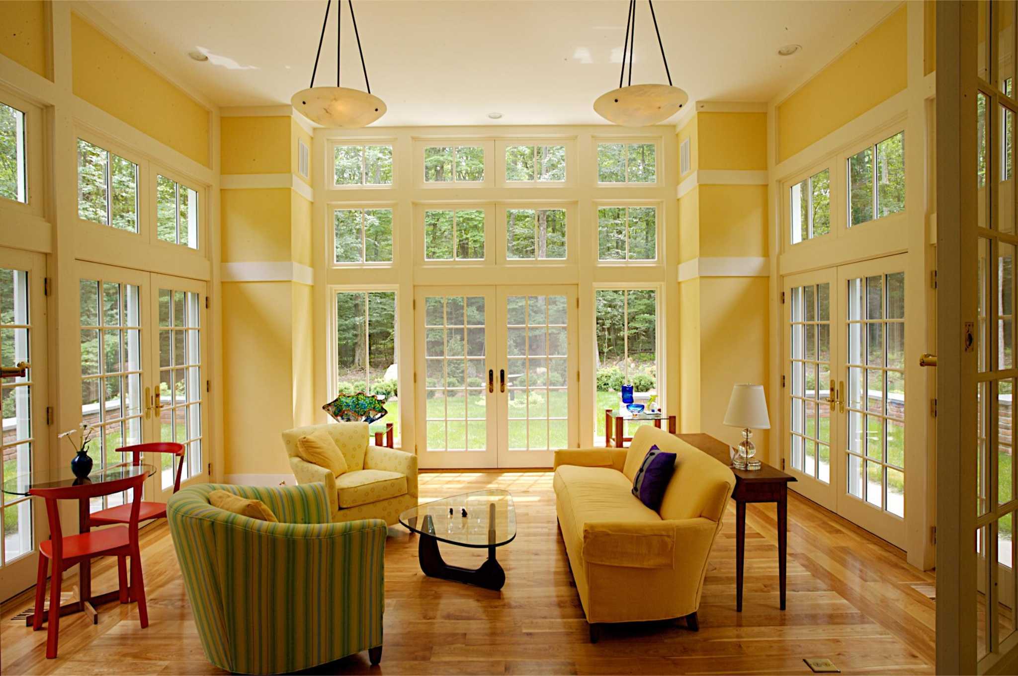 естественное освещение. окна на мансарде. вторым окном. дом окон. треугольное мансардное окно.