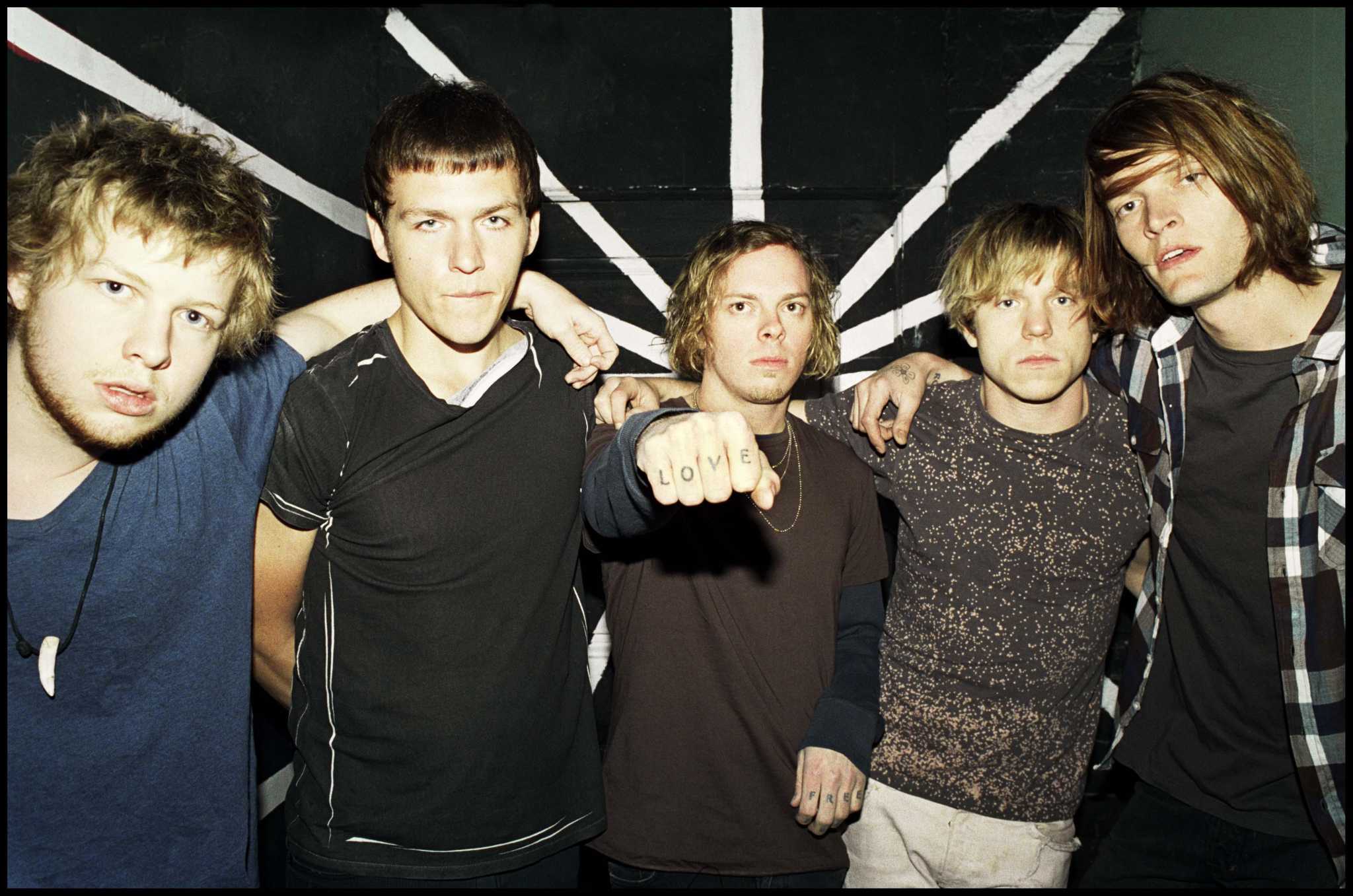 Cage the elephant. Cage the Elephant photo Band. Cage the Elephant обои. Слон группа музыкальная рок.