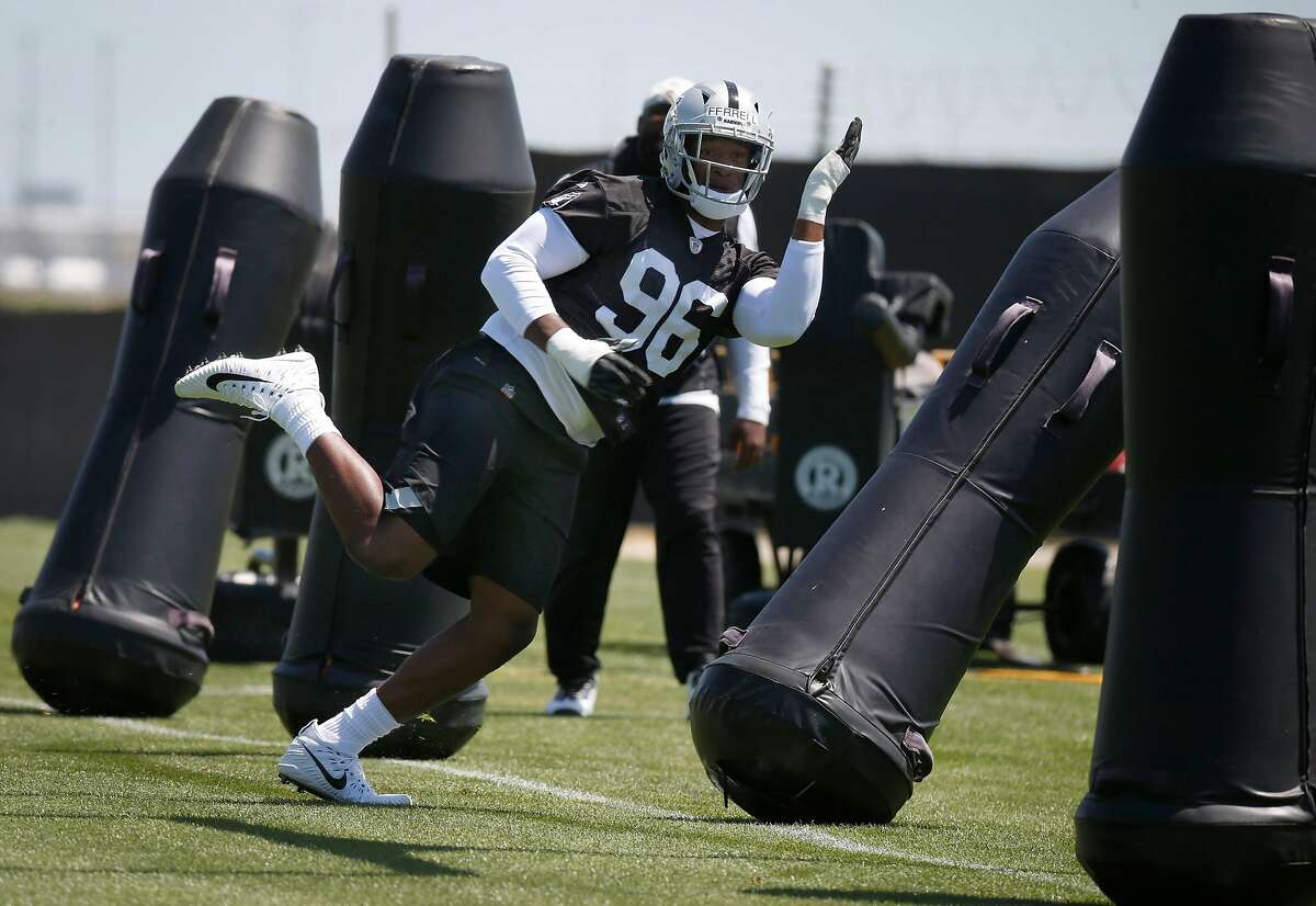 Oakland Raiders: Eddie Vanderdoes, Gareon Conley, rookies pose for pic