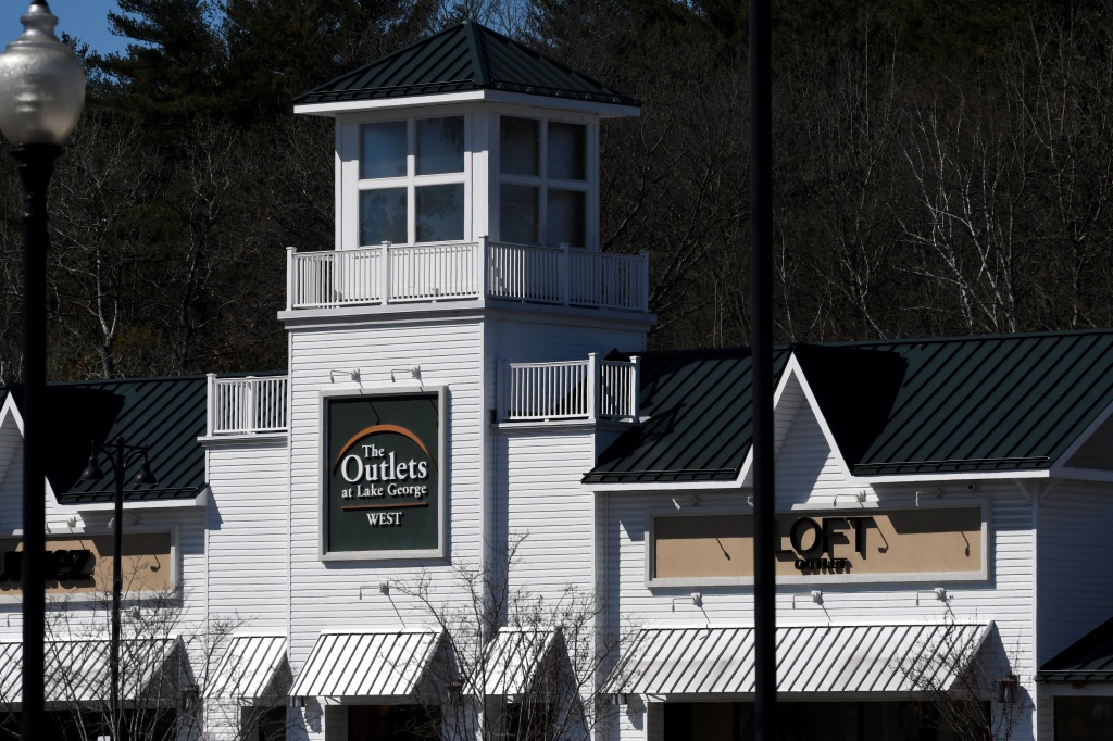 Lake outlets gets new sports cap store