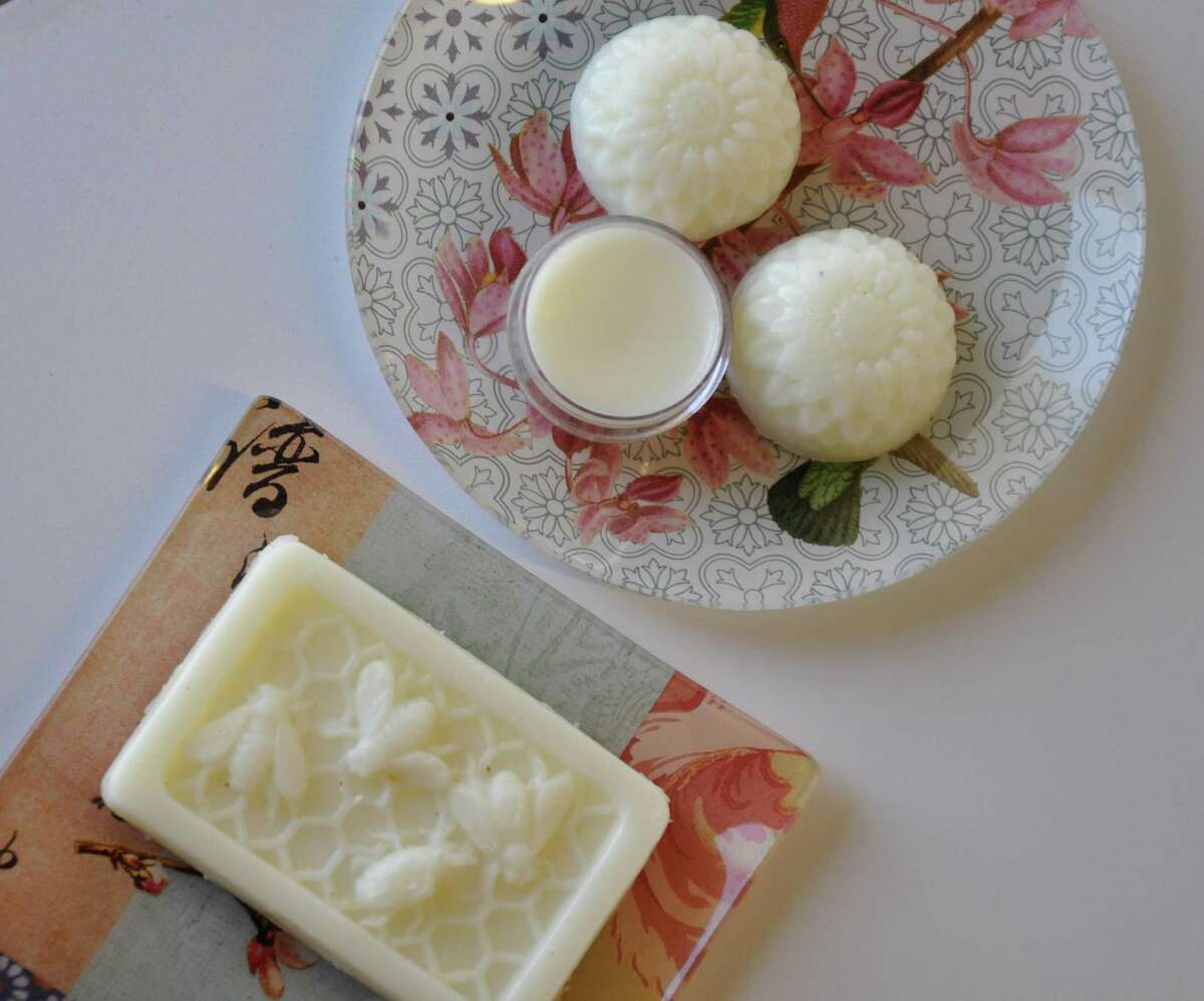 I used our beeswax to make lotion bars in my new favorite mold : r