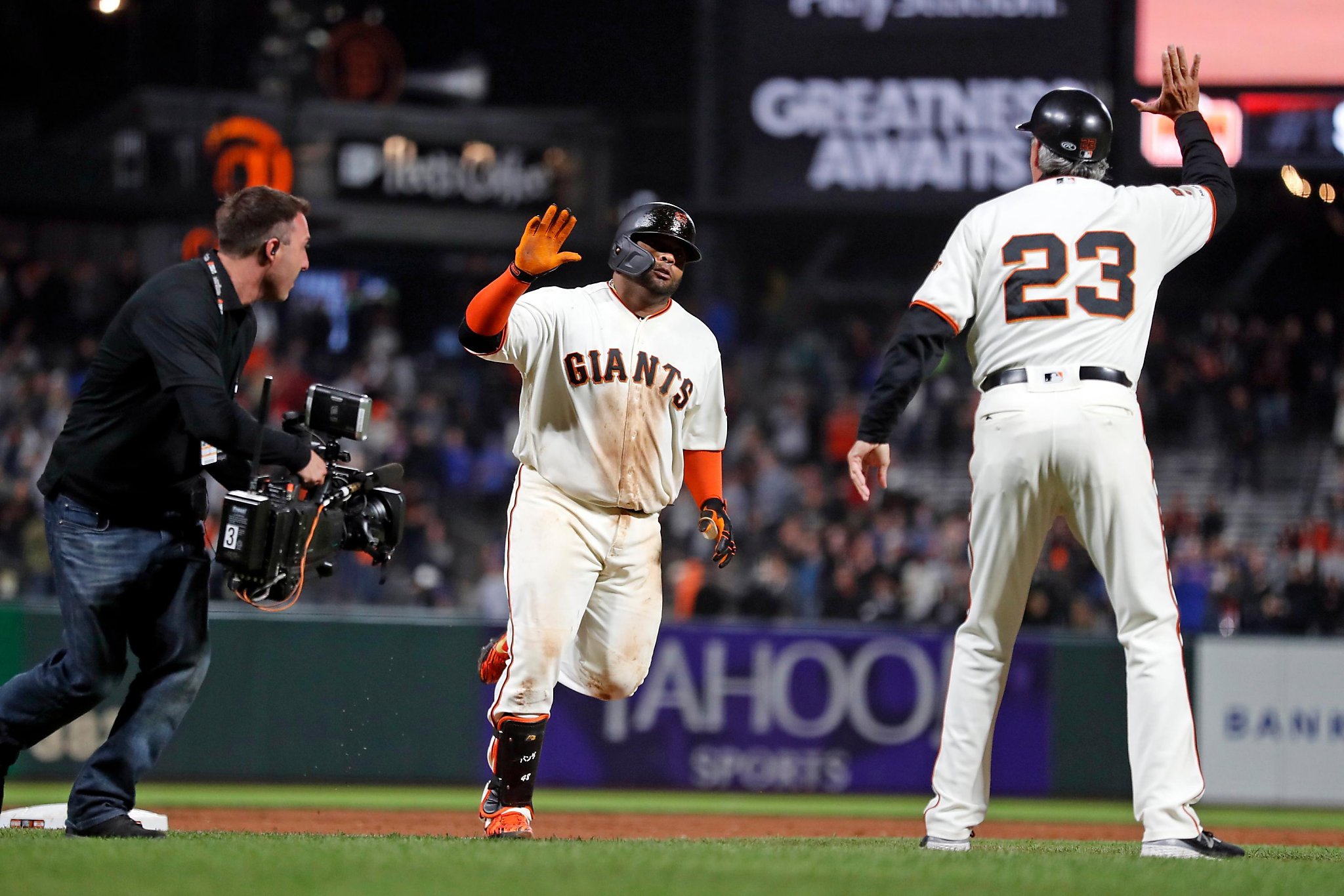 Giants place Pablo Sandoval on injured list, bring back Alex Dickerson