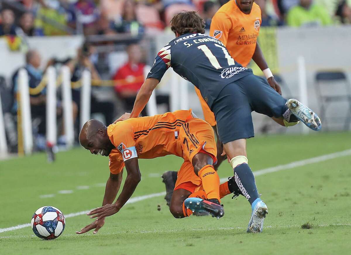 Houston Dynamo midfielder DaMarcus Beasley (7) and Club América forward Cristian Insaurralde (17) battle for the ball during the first half of a of the Leagues Cup match at BBVA Stadium on Wednesday, July 24, 2019, in Houston.