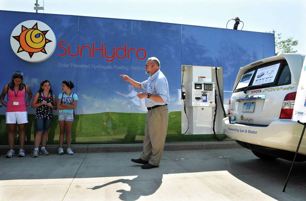 Wallingford-- Everett Anderson, Vice President at Proton OnSite in Wallingford, explains the workings of hydrogen powered vehicles at the company's fueling station to kids from the "Fueling the Future" summer camp. The kids were touring the company and learning about Hydrogen power. Photo/Peter Casolino 07/06/11