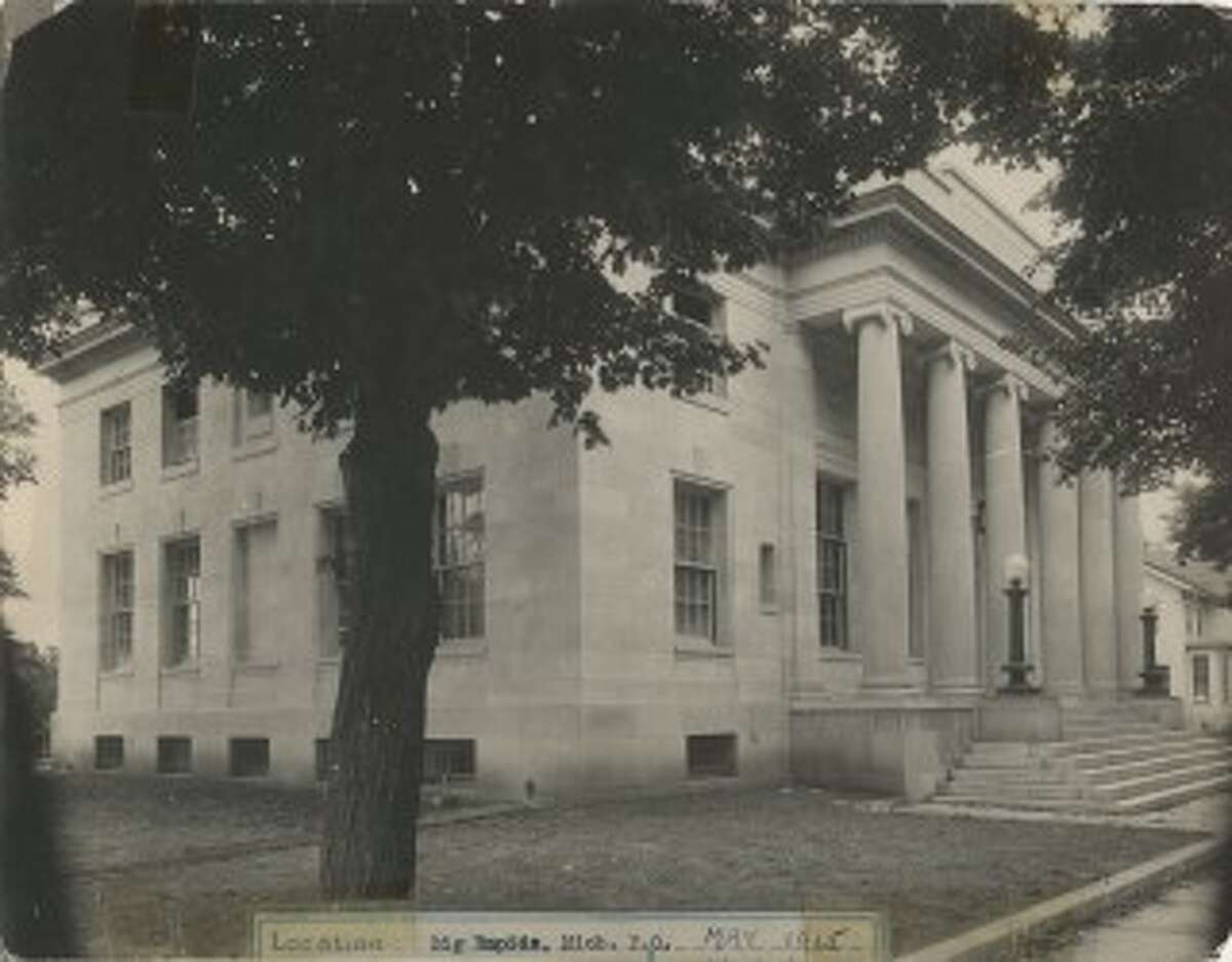 Historic lamps to be restored at post office