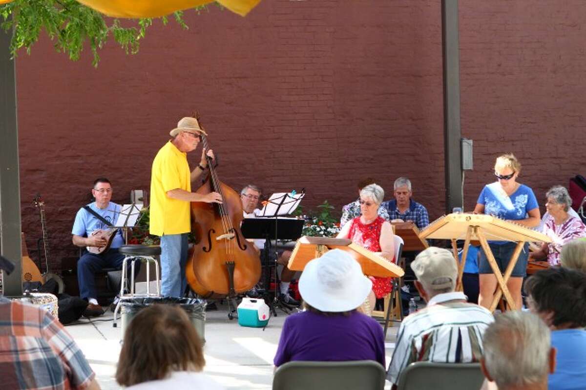 Strings and Things ready to perform at Pocket Park