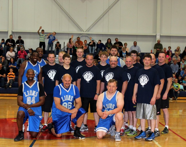 Former Detroit Lions engage fans, help raise funds, on basketball court