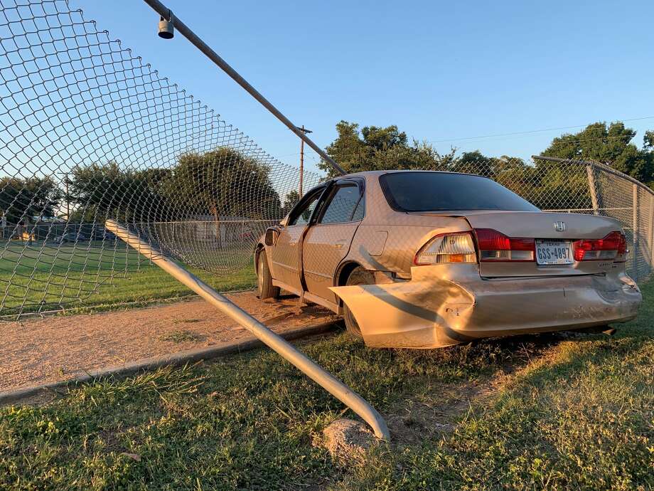 Kidnapping suspect crashes into fence after leading police on chase ...