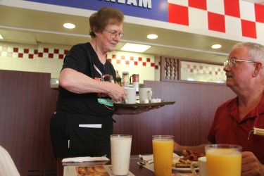 Big Boy waitress retires after 34 years