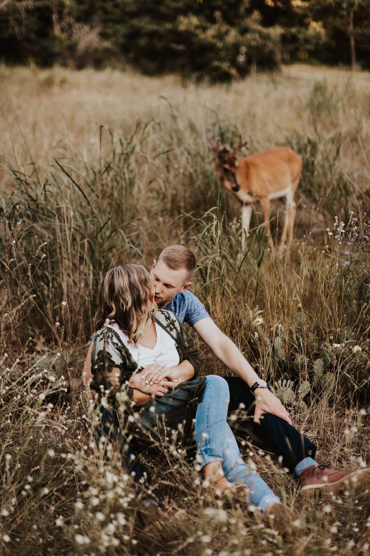 Surprise visitor makes for magical engagement photo shoot