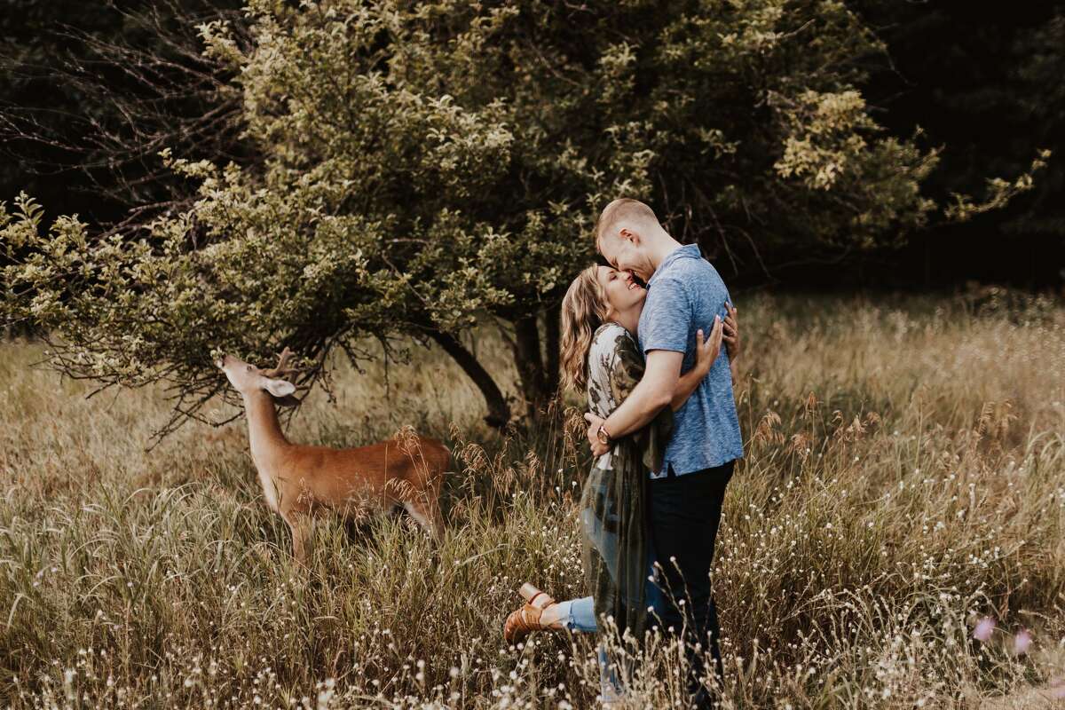 Surprise visitor makes for magical engagement photo shoot