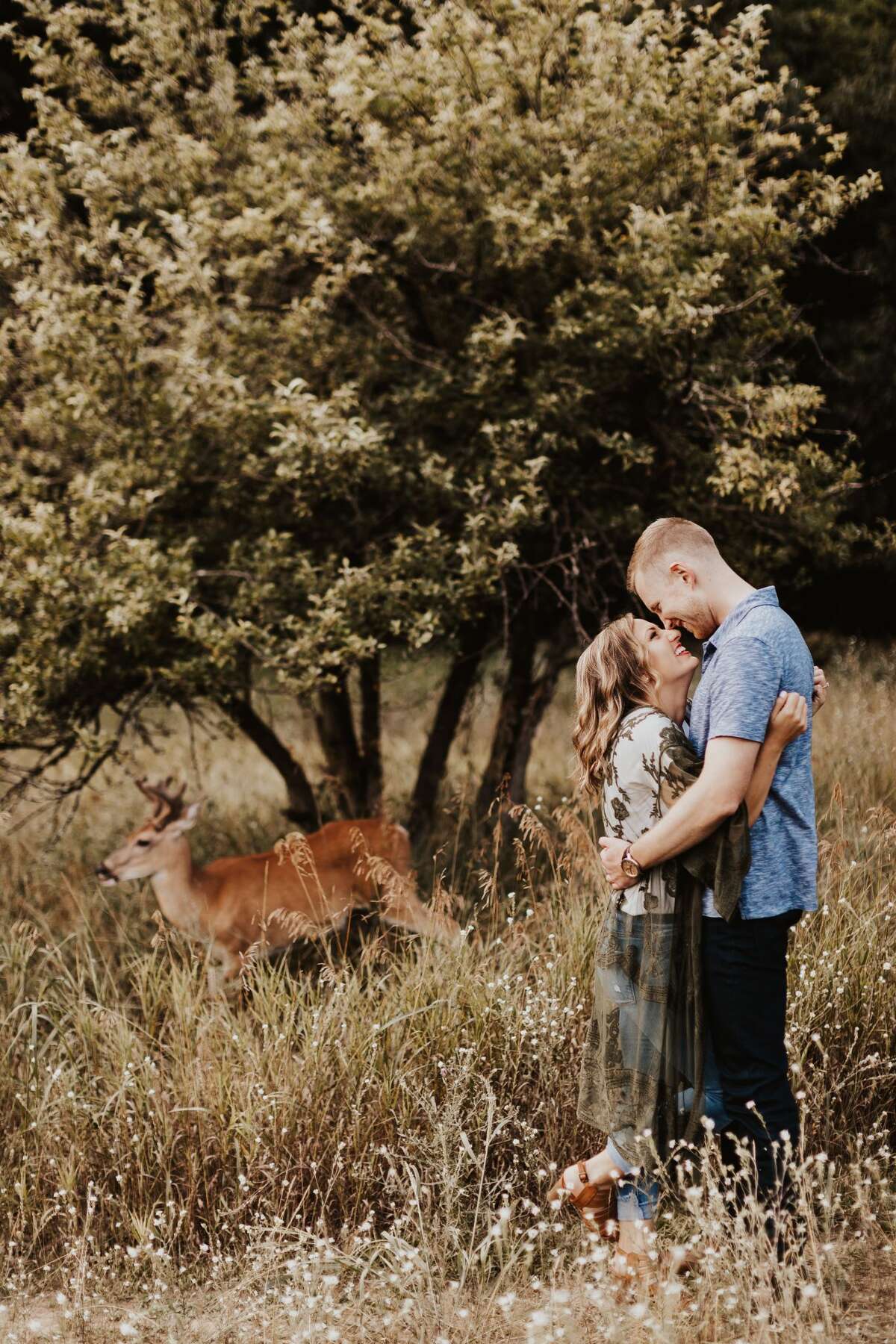 Surprise visitor makes for magical engagement photo shoot