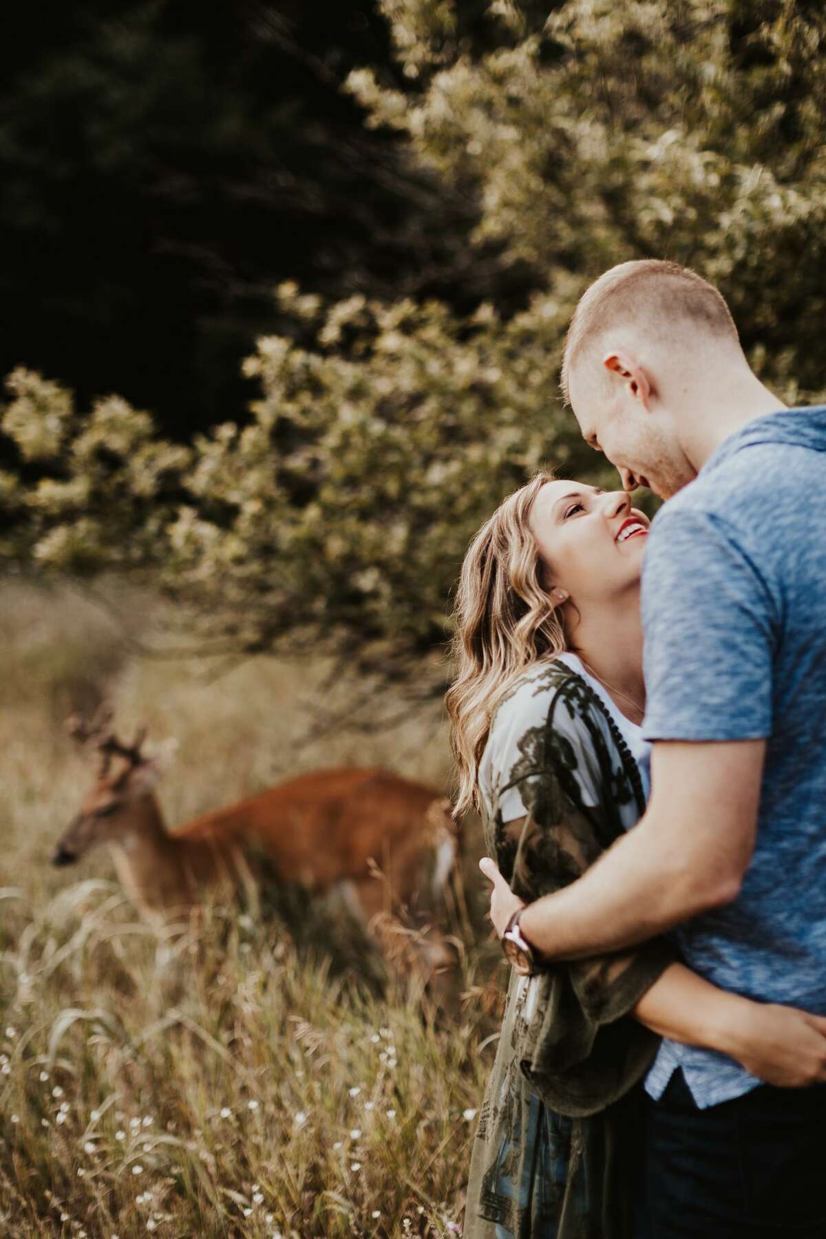 Surprise visitor makes for magical engagement photo shoot