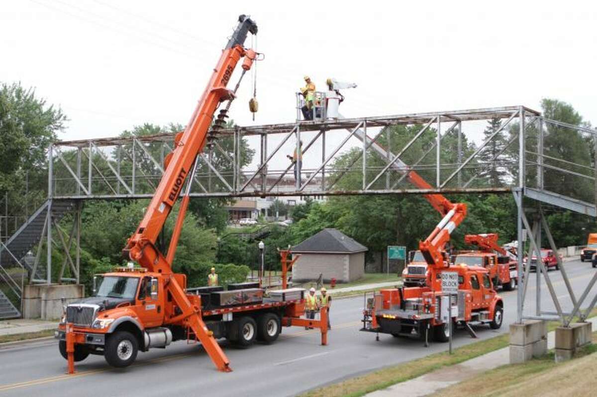 Crews remove the foot bridge spanning above North State Street in 2018. The entire process took less than five hours. (Pioneer photo/Taylor Fussman)