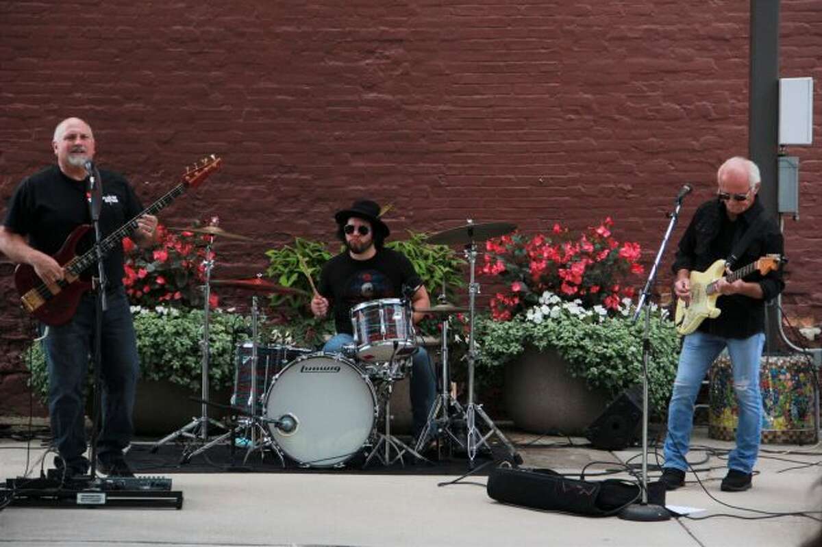 Darrell Z Marvel Band had the crowd dancing in their seats to old rock at Pocket Park on Friday. Next week, from noon to 2 p.m., on Friday, Aug. 30, the crowd will be welcoming Allison Leveque and Friends as they perform acoustic folk and rock music. (Pioneer photo/Alicia Jaimes)