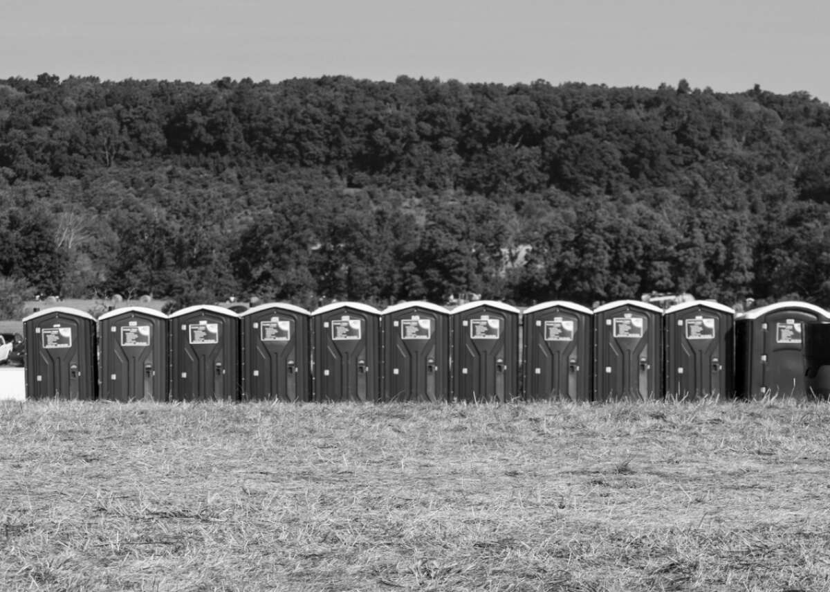 600 porta-potties All in all, around 500,000 people attended Woodstock over the three days of the festival. Whereas Yankee Stadium, for example, has one toilet for every 62 fans, Woodstock only had one toilet for every 833 music fans. 