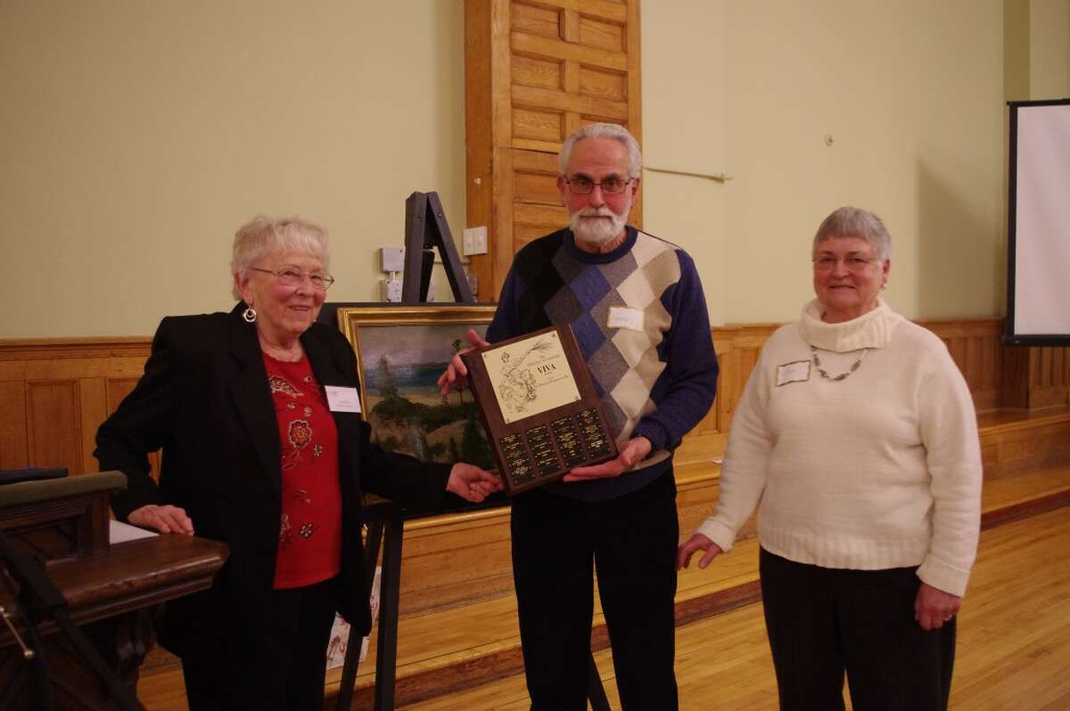 Carol Fox (left), vice president of the Manistee Art Institute, presented the organization’s Viva Award to Joan and Harry Dutton. (Dave Yarnell/News Advocate)
