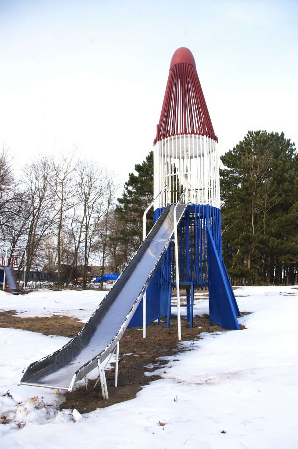 Generations of kids know the rocket slide at “Rocket Park,” but the structure is outdated. Plans are moving ahead for a new park, with a work group meeting to choose a design structure. (Dave Yarnell/News Advocate)