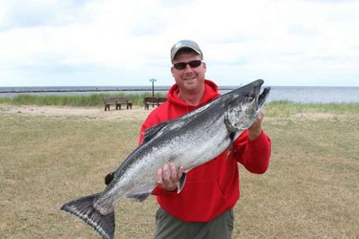Hammbone’s Dan VanDyke shows off the 30.75-pound king salmon he reeled in during Sunday’s Salmon Splash. (Matt Wenzel/News Advocate)