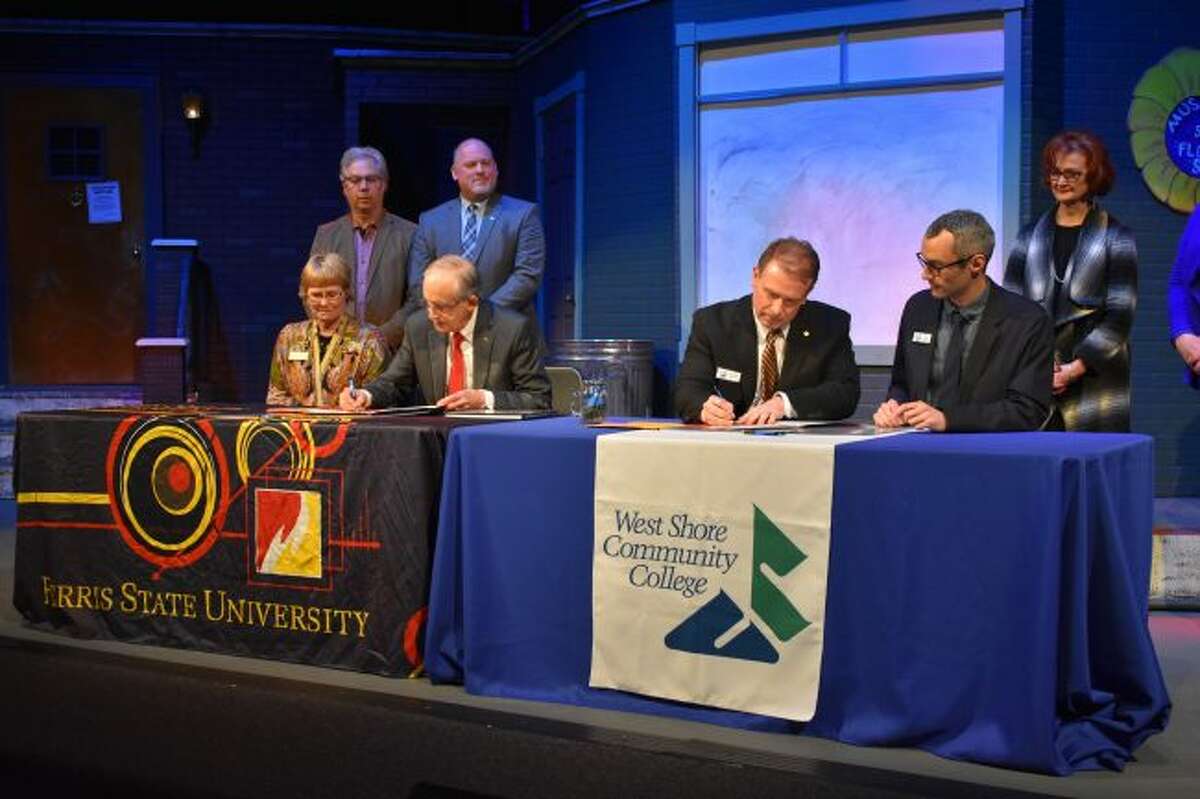 FSU President Dr. David Eisler (left) and WSCC President Scott Ward (right) sign articulation agreements which will facilitate a seamless transfer process for qualifying West Shore students to attend Ferris to pursue their bachelor’s degree.