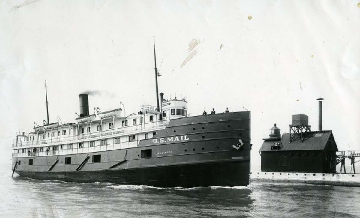 The steamer Illinois is shown as it passes North Pierhead Lighrthouse.