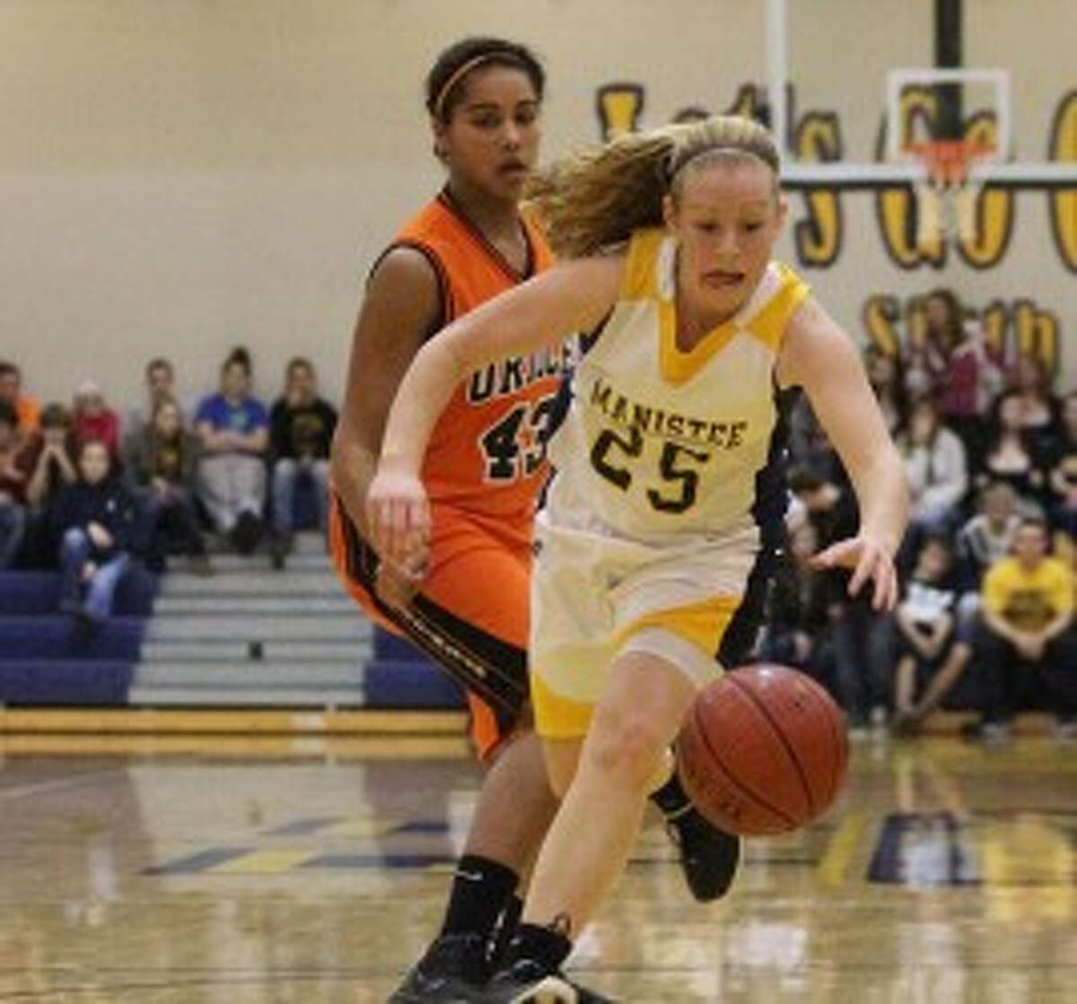 Manistee’s Megan Vander Weele drives down the lane past Ludington’s D’Erika Varenhorst during the Orioles’ win last season. The two teams will open a varsity doubleheader on Friday. (Matt Wenzel/News Advocate file photo)