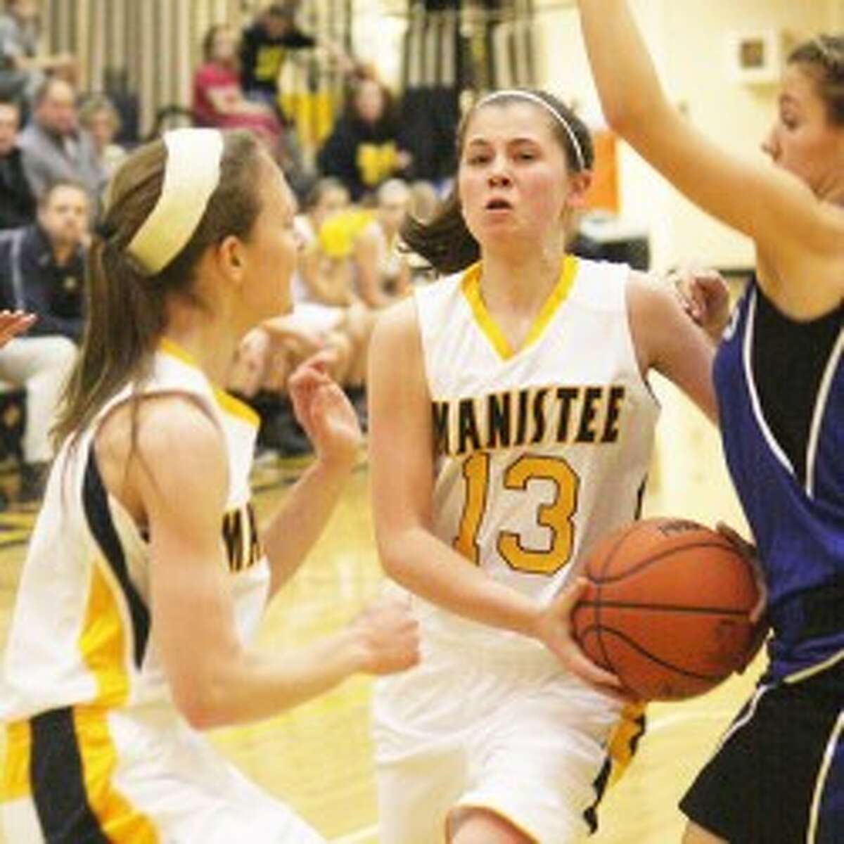 Manistee’s Emily Thompson drives to the basket during the first half of Wednesday’s game. (Dylan Savela/News Advocate)