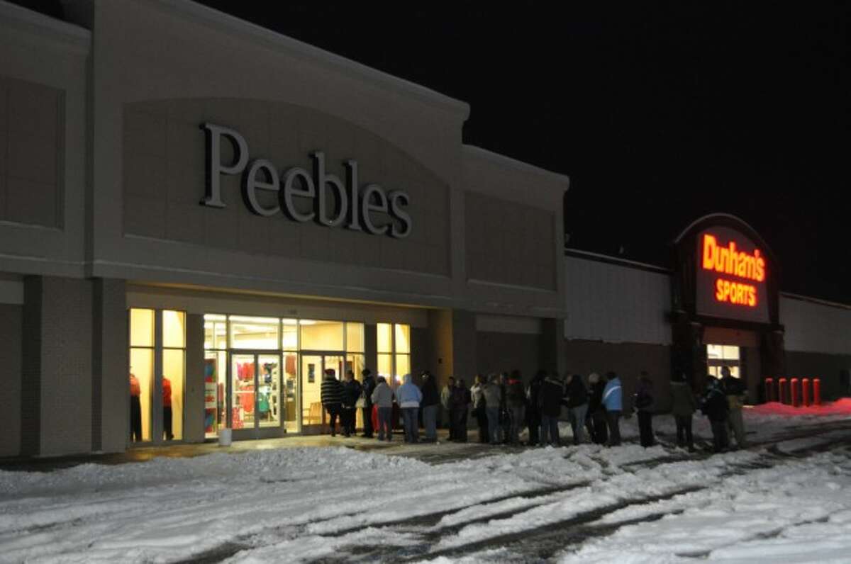 People line up up in front of the Manistee's Pebbles store on Thanksgiving Day sale.