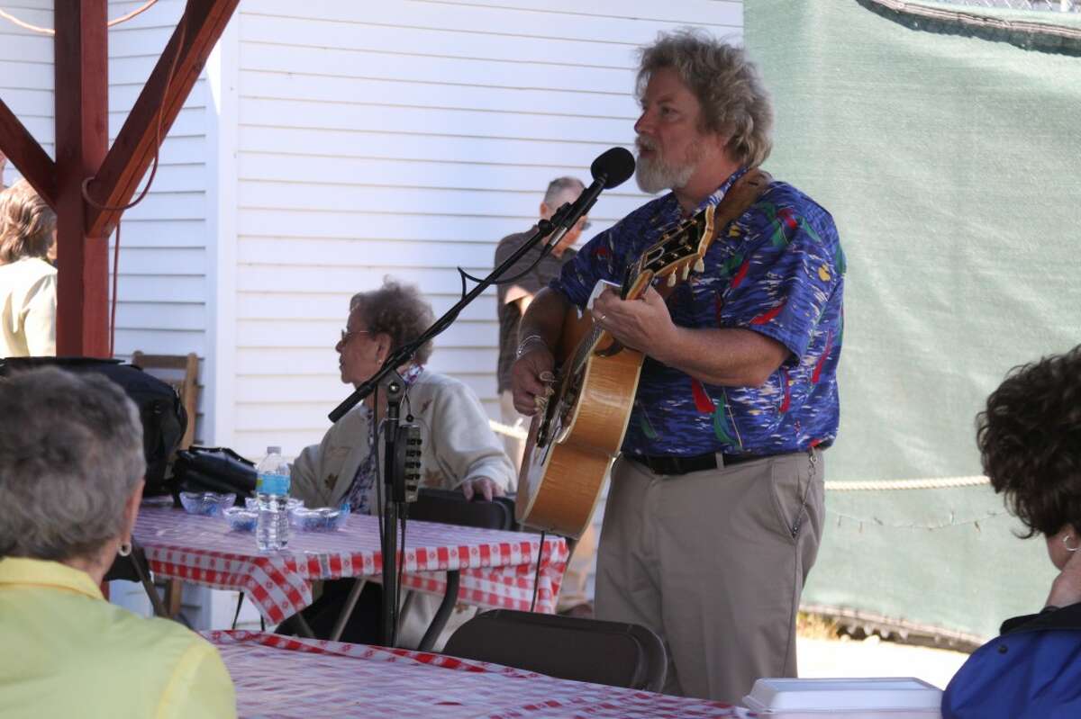 Popular singer Lee Murdock performs on Saturday at the S.S. City of Milwaukee annual car ferry reunion that was held on Arthur Street. (Ken Grabowski/News Advocate)