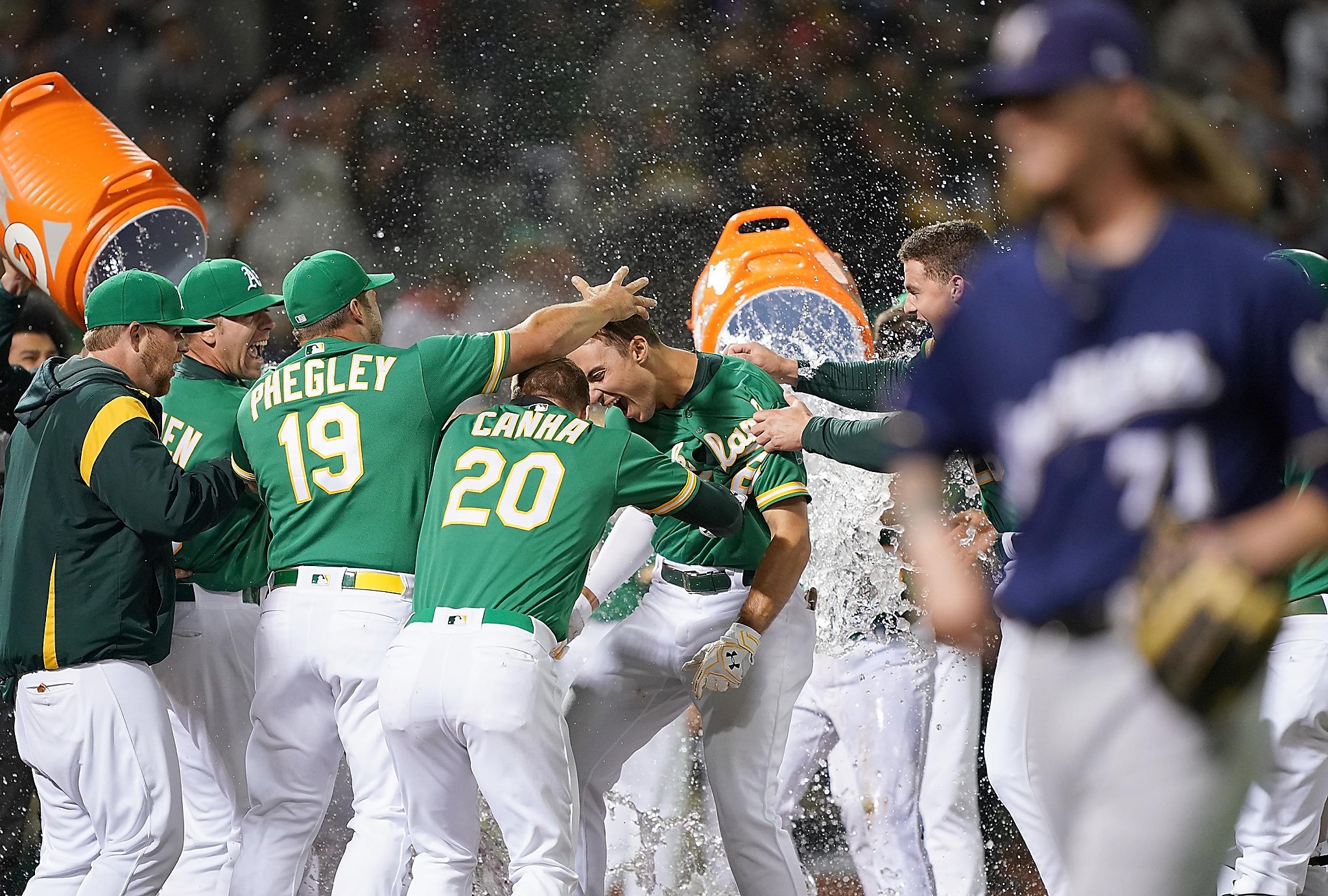 Orlando Arcia Plates Lorenzo Cain for Brewers' Walkoff Win - Stadium