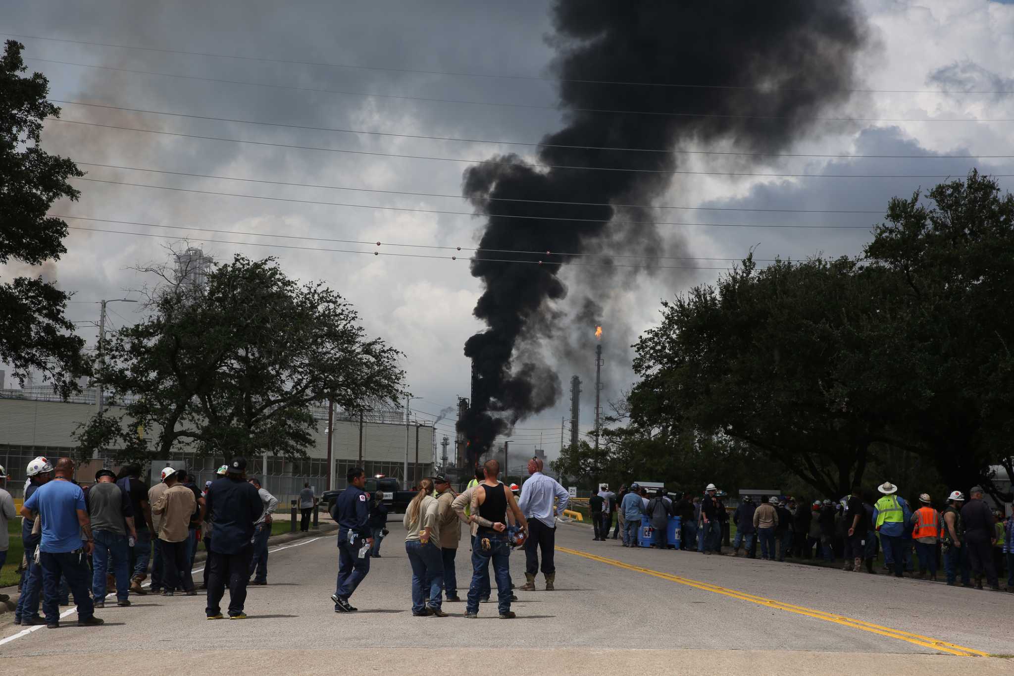 Fire at Exxon plant in Baytown, shelter in place issued - Houston Chronicle