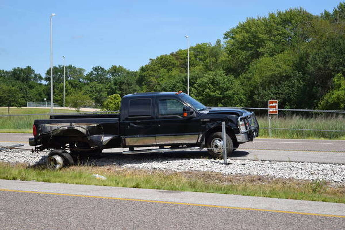 Crash seriously injures semi driver, I55 lanes closed near Edwardsville