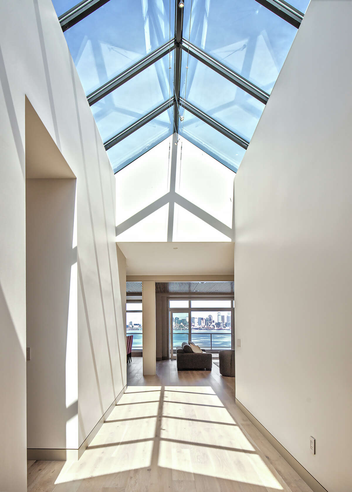 Waterfront Alki Beach condo offers 3.295M view