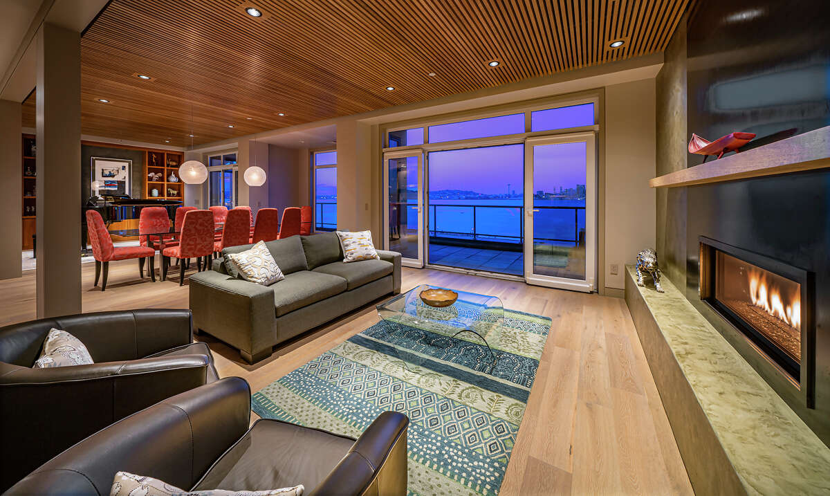 Waterfront Alki Beach condo offers 3.295M view