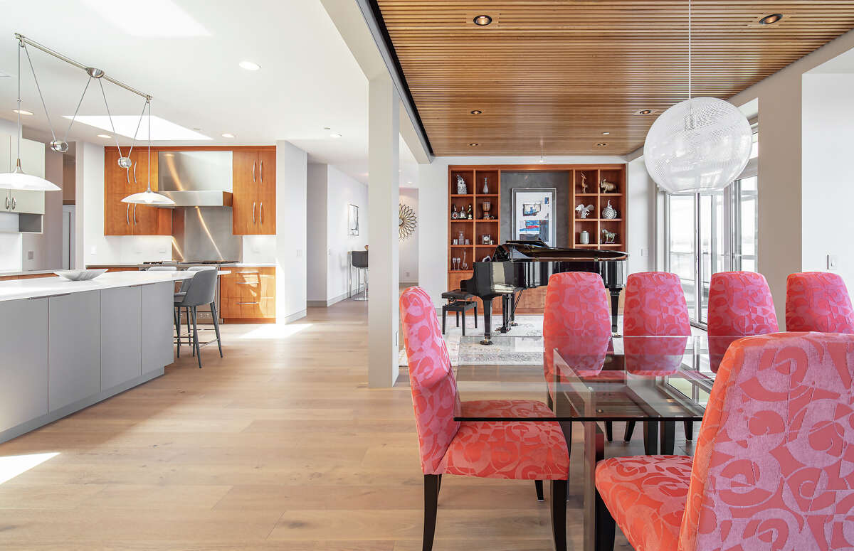 Waterfront Alki Beach condo offers 3.295M view