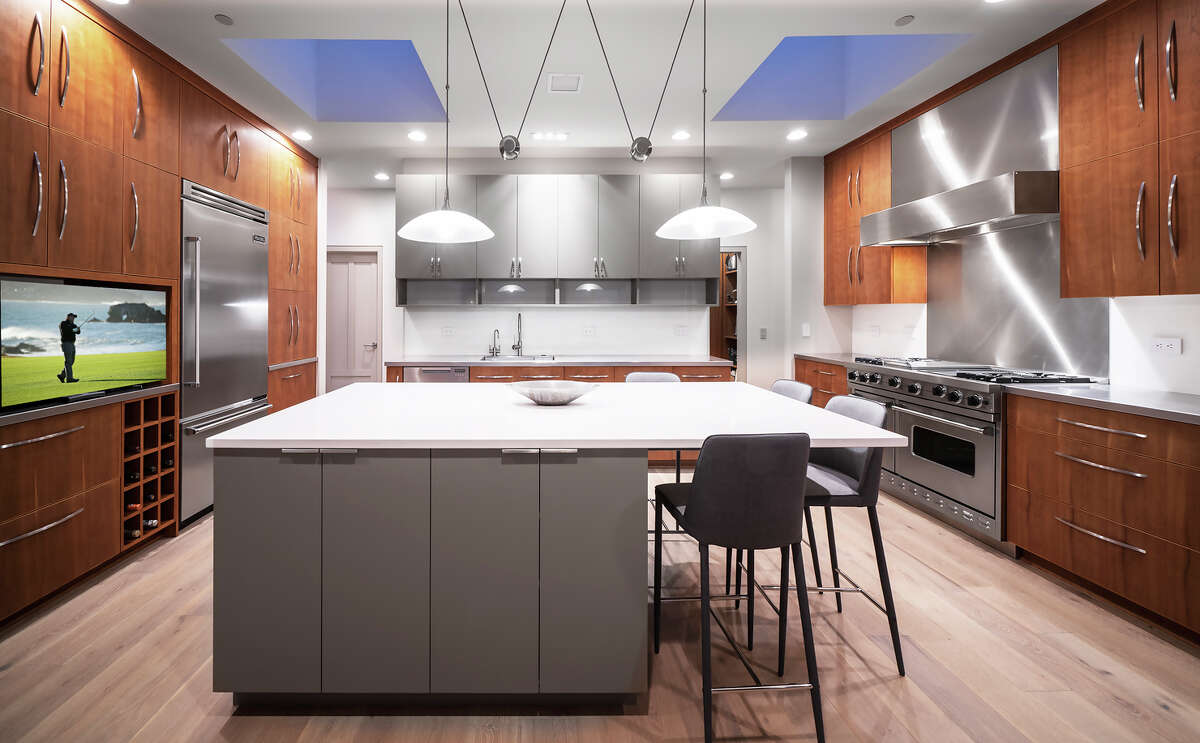 Waterfront Alki Beach condo offers 3.295M view