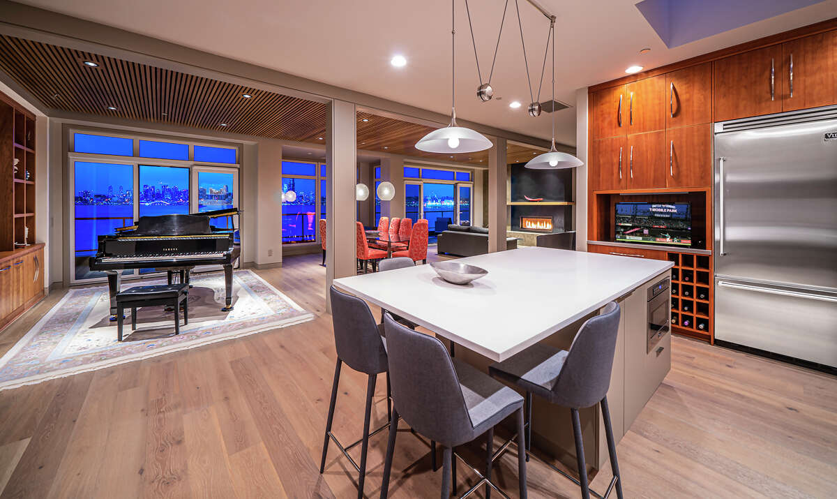 Waterfront Alki Beach condo offers 3.295M view