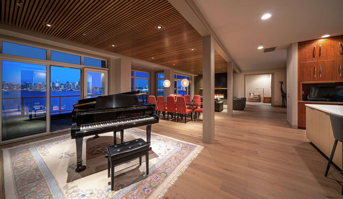 Waterfront Alki Beach condo offers 3.295M view