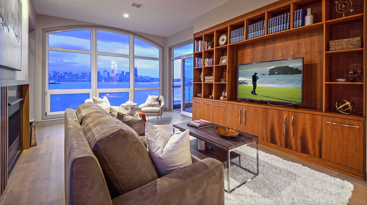 Waterfront Alki Beach condo offers 3.295M view