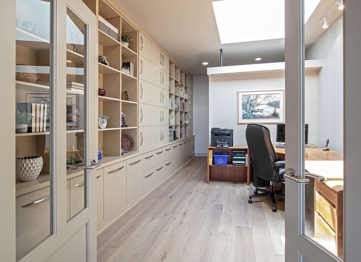 Waterfront Alki Beach condo offers 3.295M view