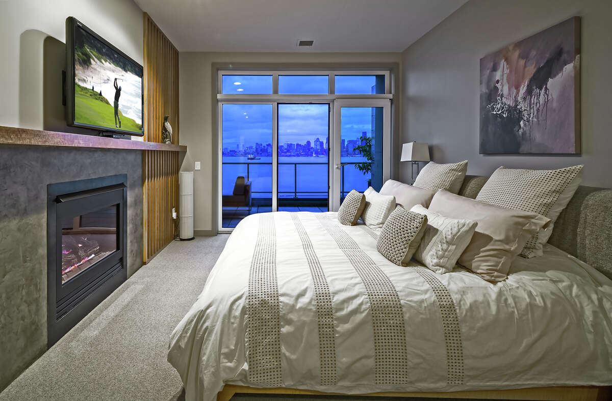 Waterfront Alki Beach condo offers 3.295M view