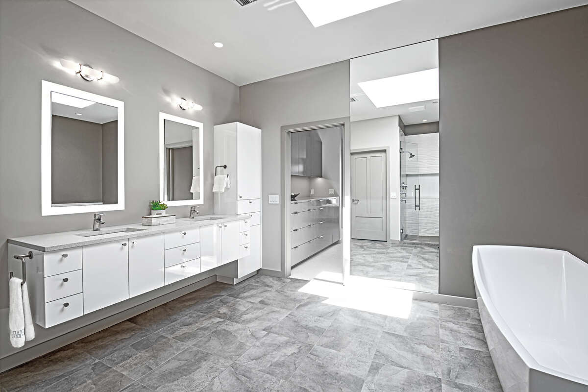 Waterfront Alki Beach condo offers 3.295M view