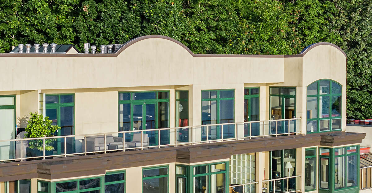 Waterfront Alki Beach condo offers 3.295M view