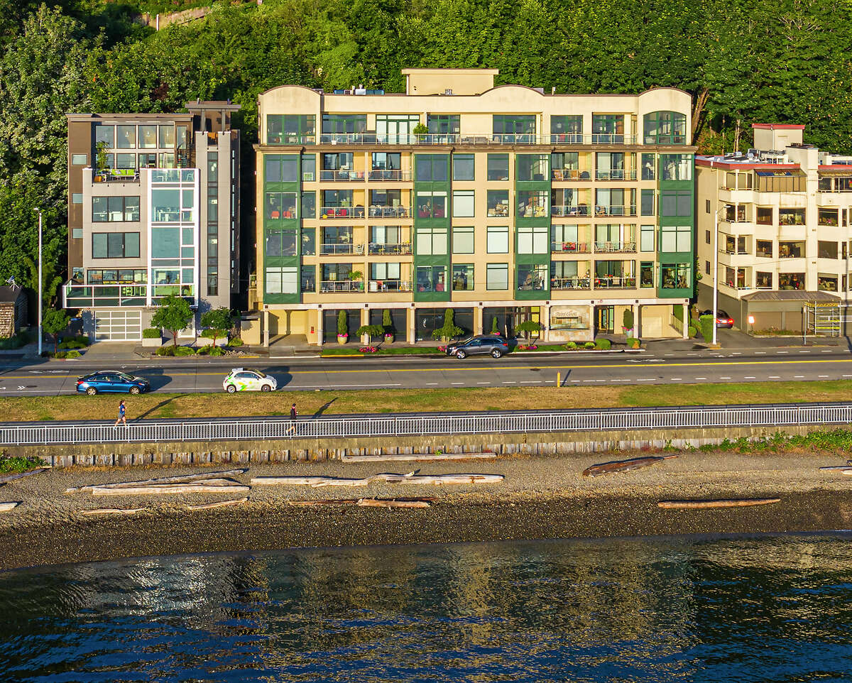 Waterfront Alki Beach condo offers 3.295M view