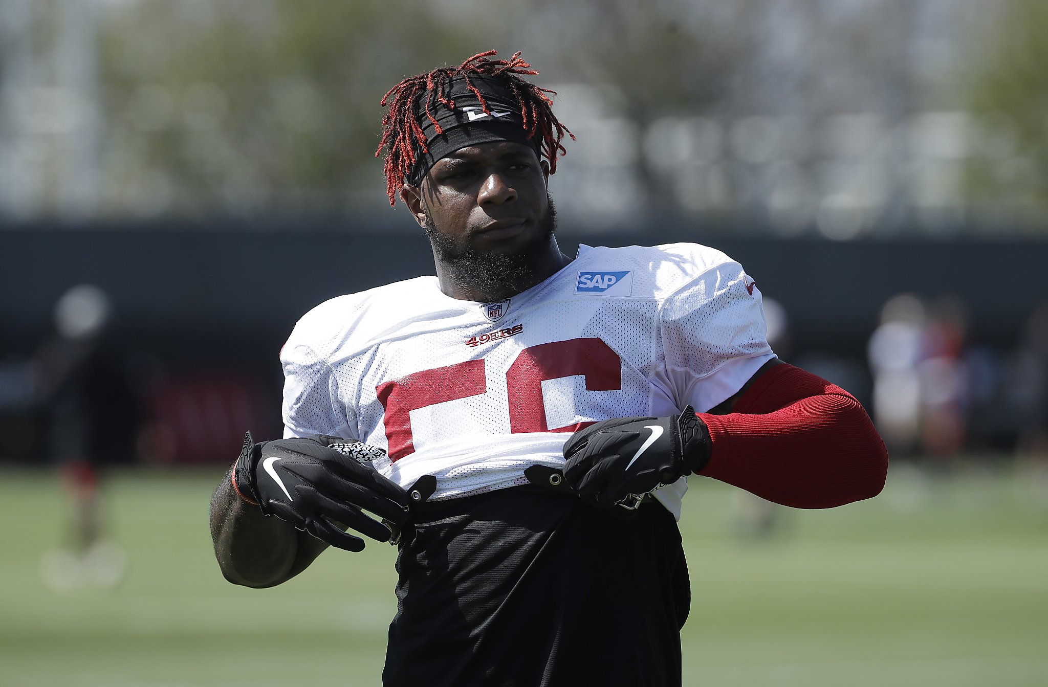 49ers' Dee Ford still sidelined by knee issue; Jaquiski Tartt has