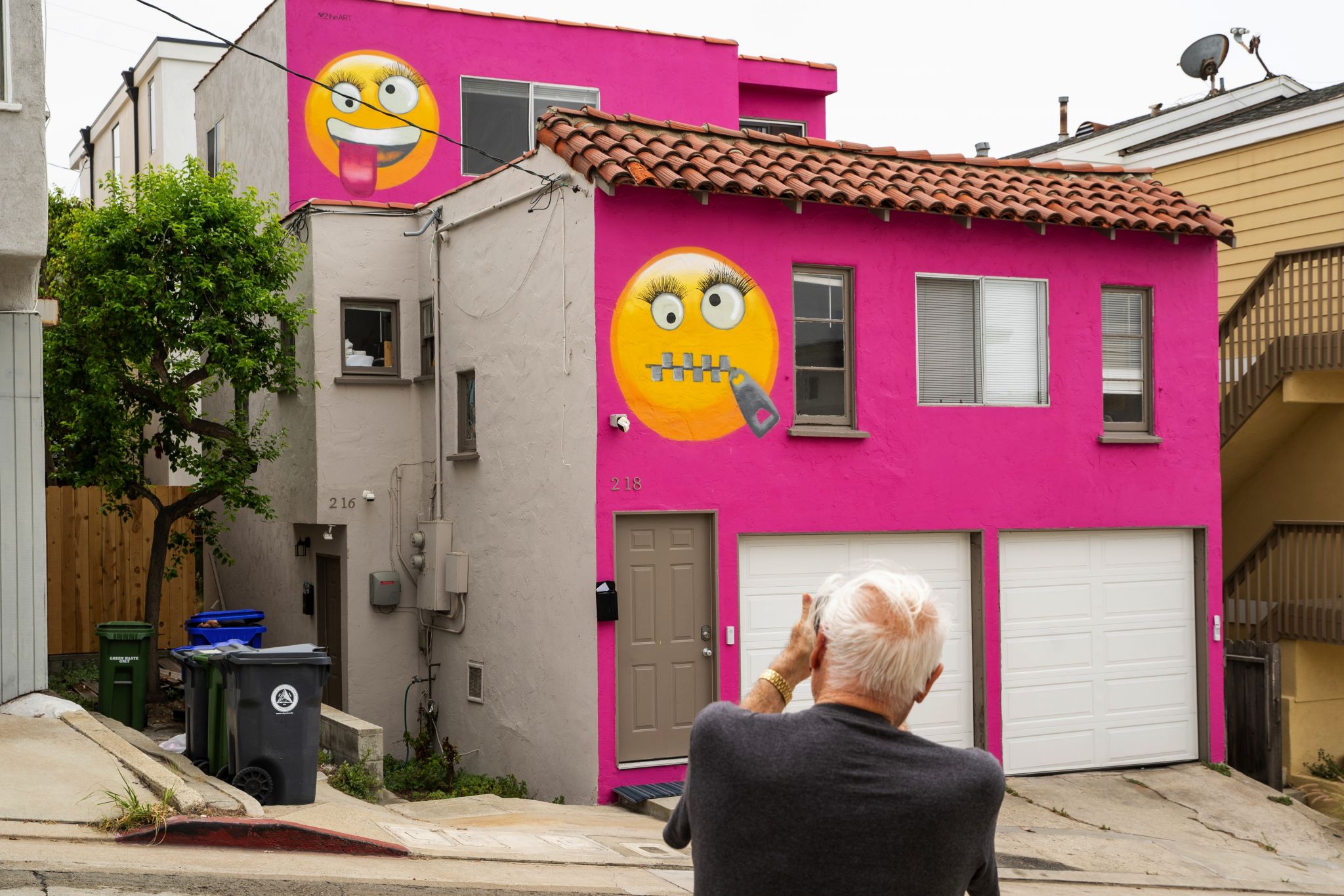 'Emoji house' feud erupts as frustrated residents urge California city to take action