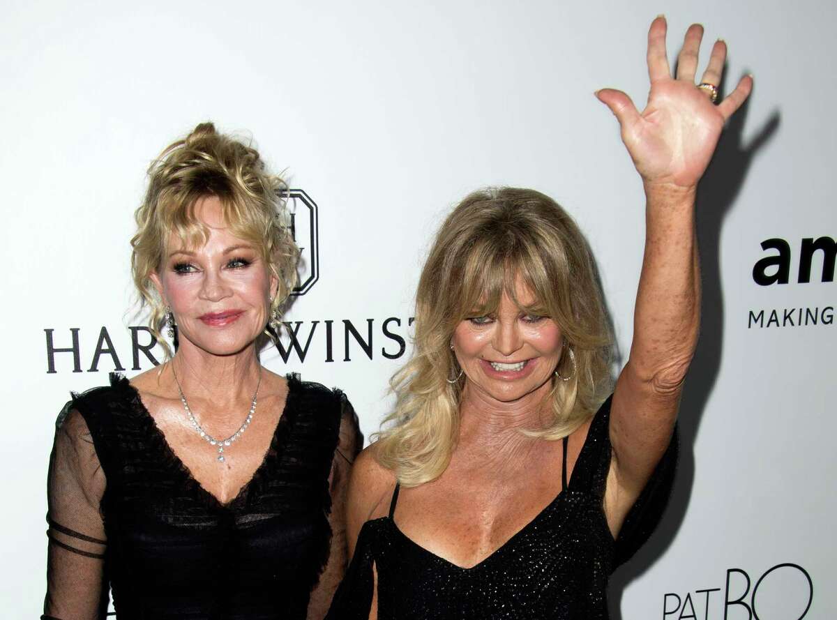 Actresses Melanie Griffith (L) and Goldie Hawn attend the amfAR Gala Los Angeles honoring actress Julia Roberts on October 13, 2017 in Beverly Hills, California. / AFP PHOTO / VALERIE MACONVALERIE MACON/AFP/Getty Images ORG XMIT: 1