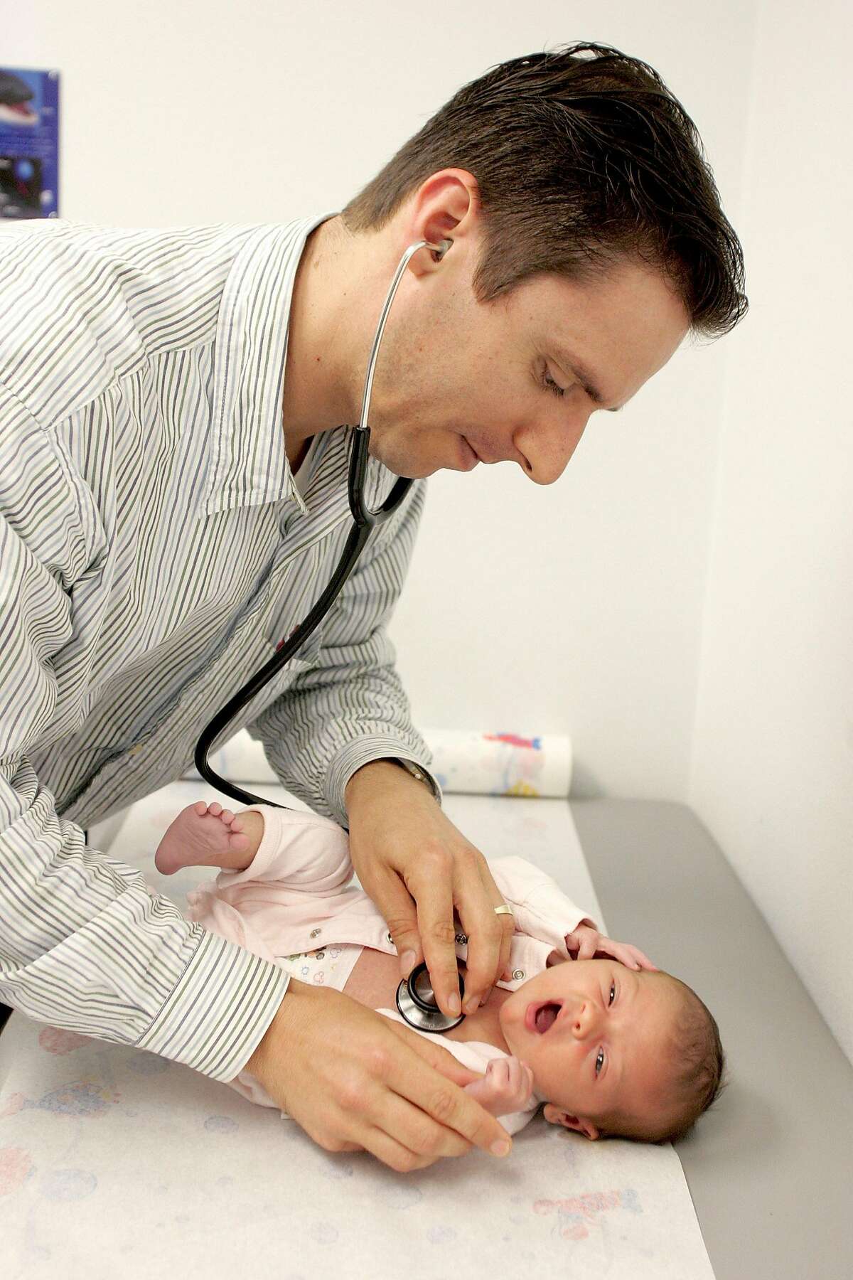 Pediatrician Dr. Bob Sears examines 1-month-old Olivia Byers in his Capistrano Beach office on April 17, 2006, in San Clemente, California. (Leonard Ortiz/Orange County Regsiter/KRT)