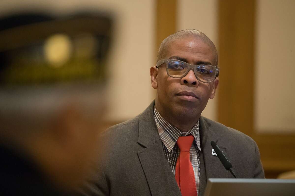 2018年9月12日，警察问责局局长保罗·亨德森在旧金山市政厅举行的警察委员会会议上发言。