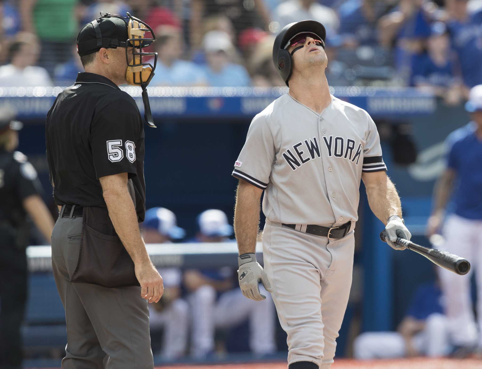 Yankees OF Brett Gardner restrained from going after umpire